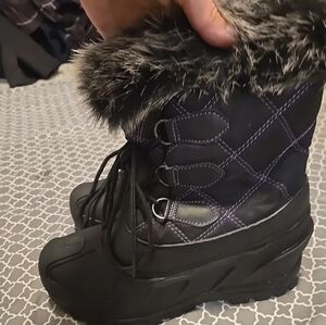 Itasca Snow Boots Youth size 6/ women's 8 black with Purple Stitching & faux fur